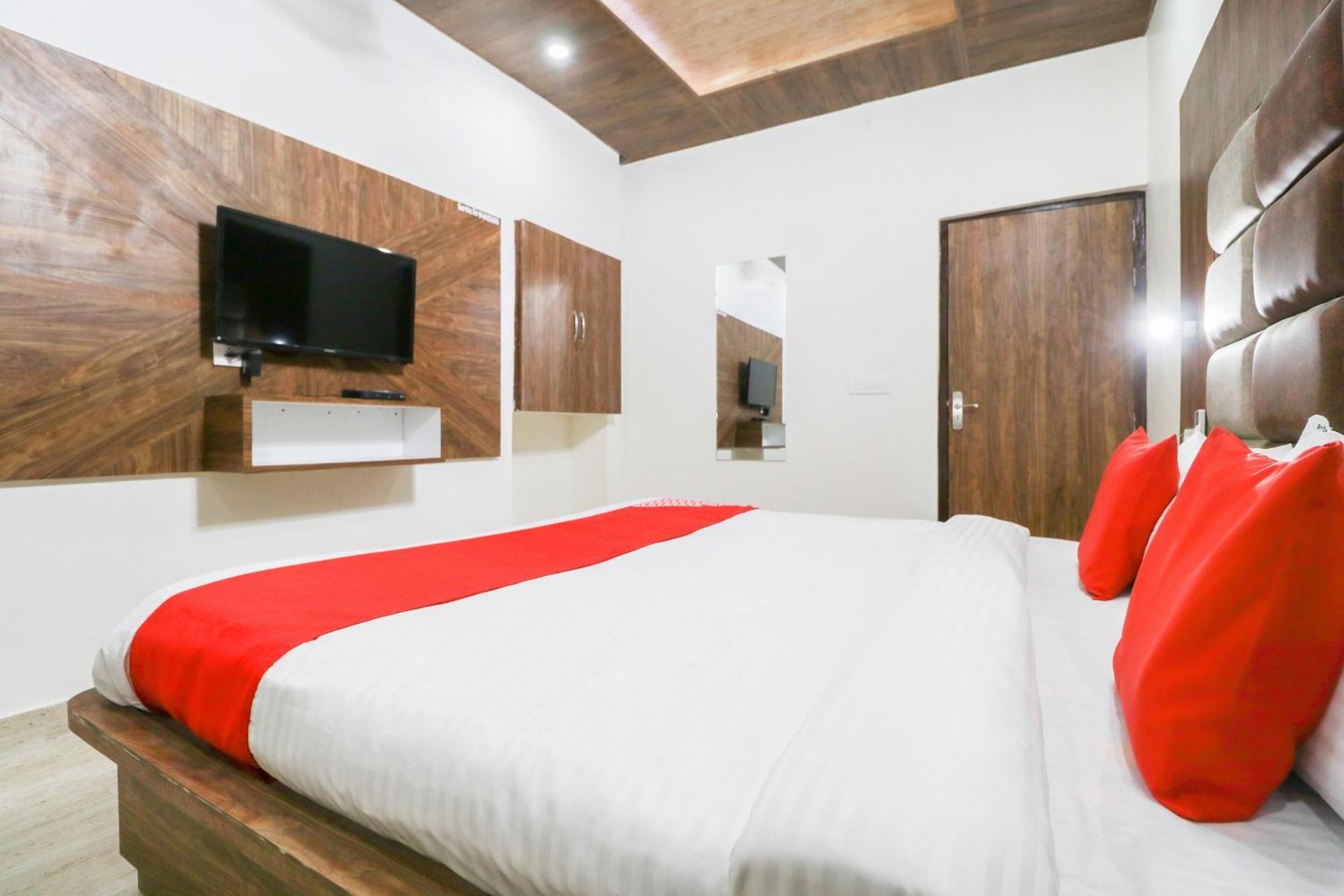 Oyo Flagship Hotel Ambani Zirakpur ภายนอก รูปภาพ