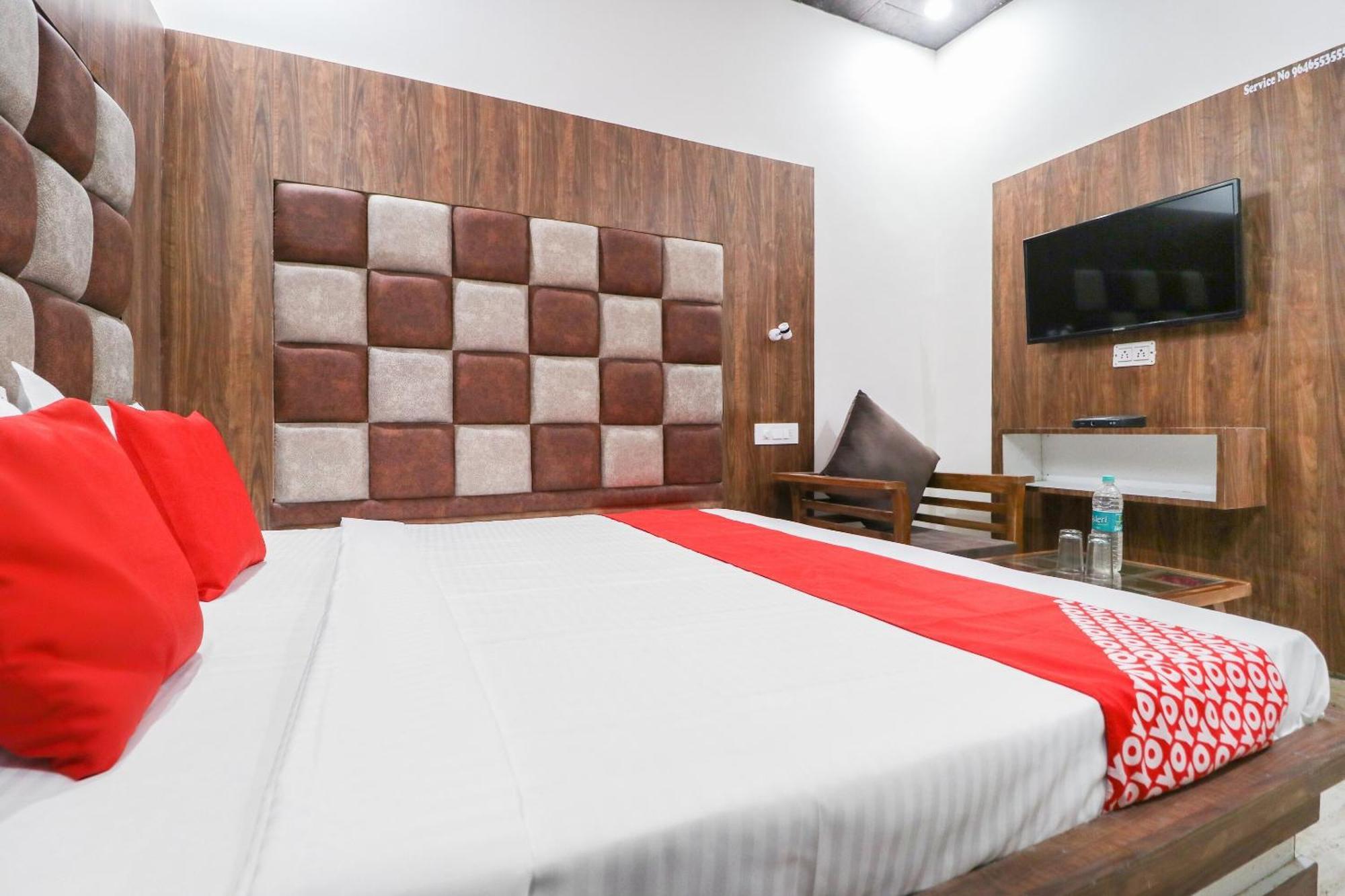 Oyo Flagship Hotel Ambani Zirakpur ภายนอก รูปภาพ