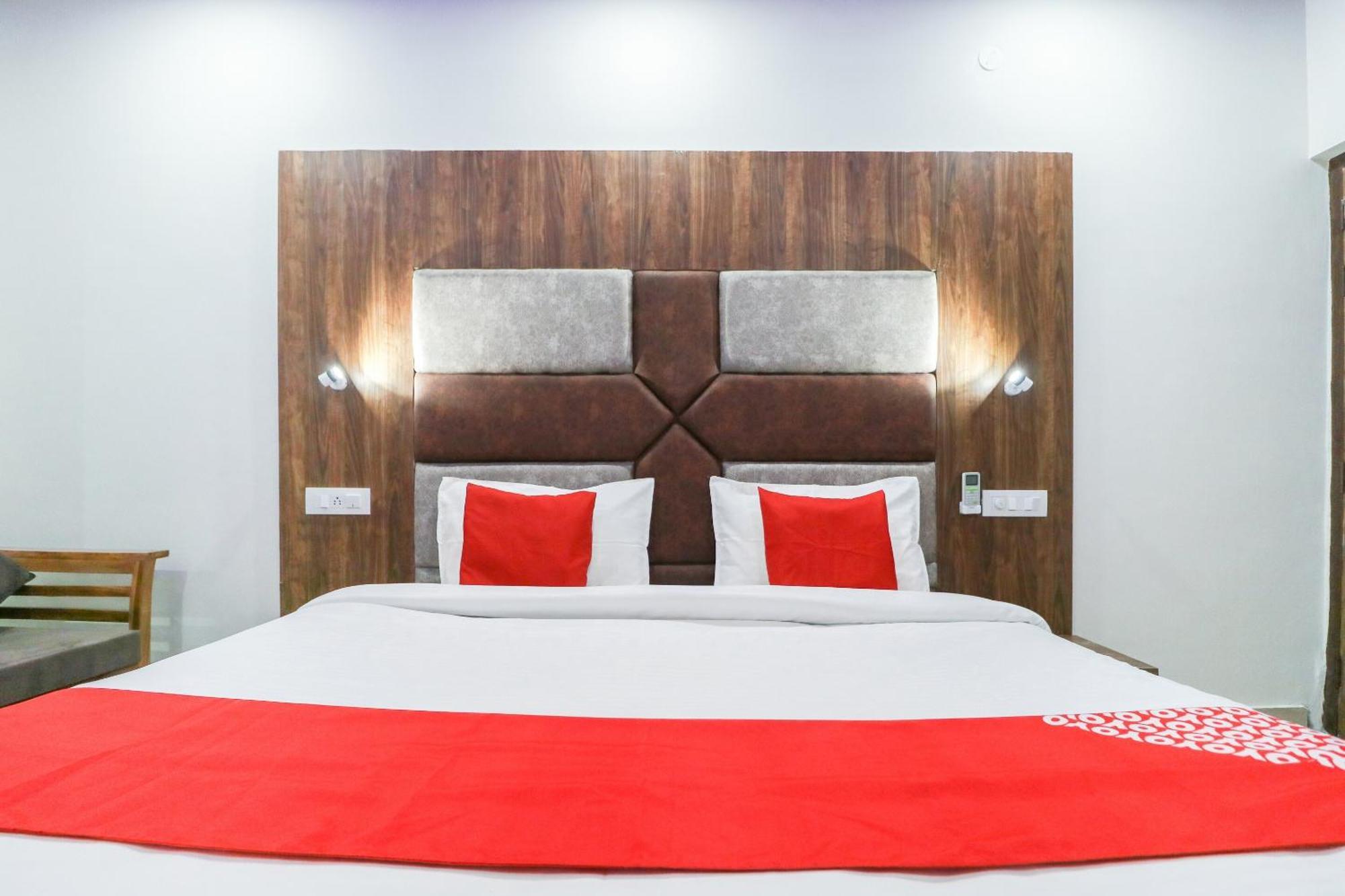 Oyo Flagship Hotel Ambani Zirakpur ภายนอก รูปภาพ